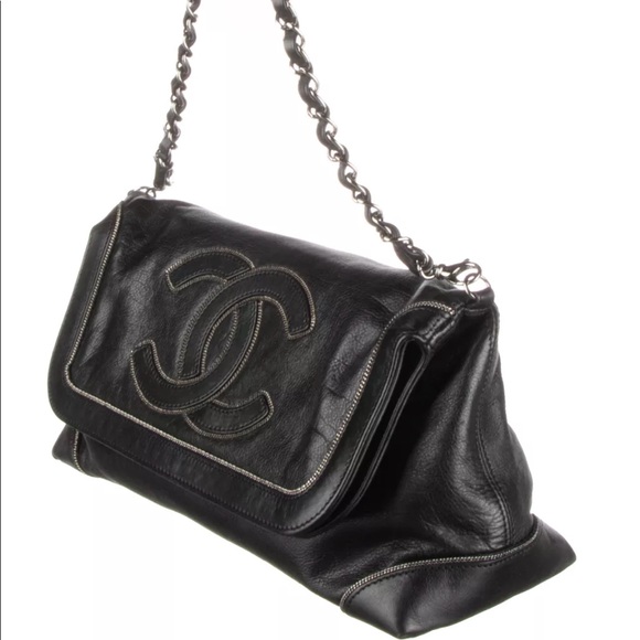 CHANEL Black Lambskin CC Chain Shoulder Bag - Picture 2 of 8